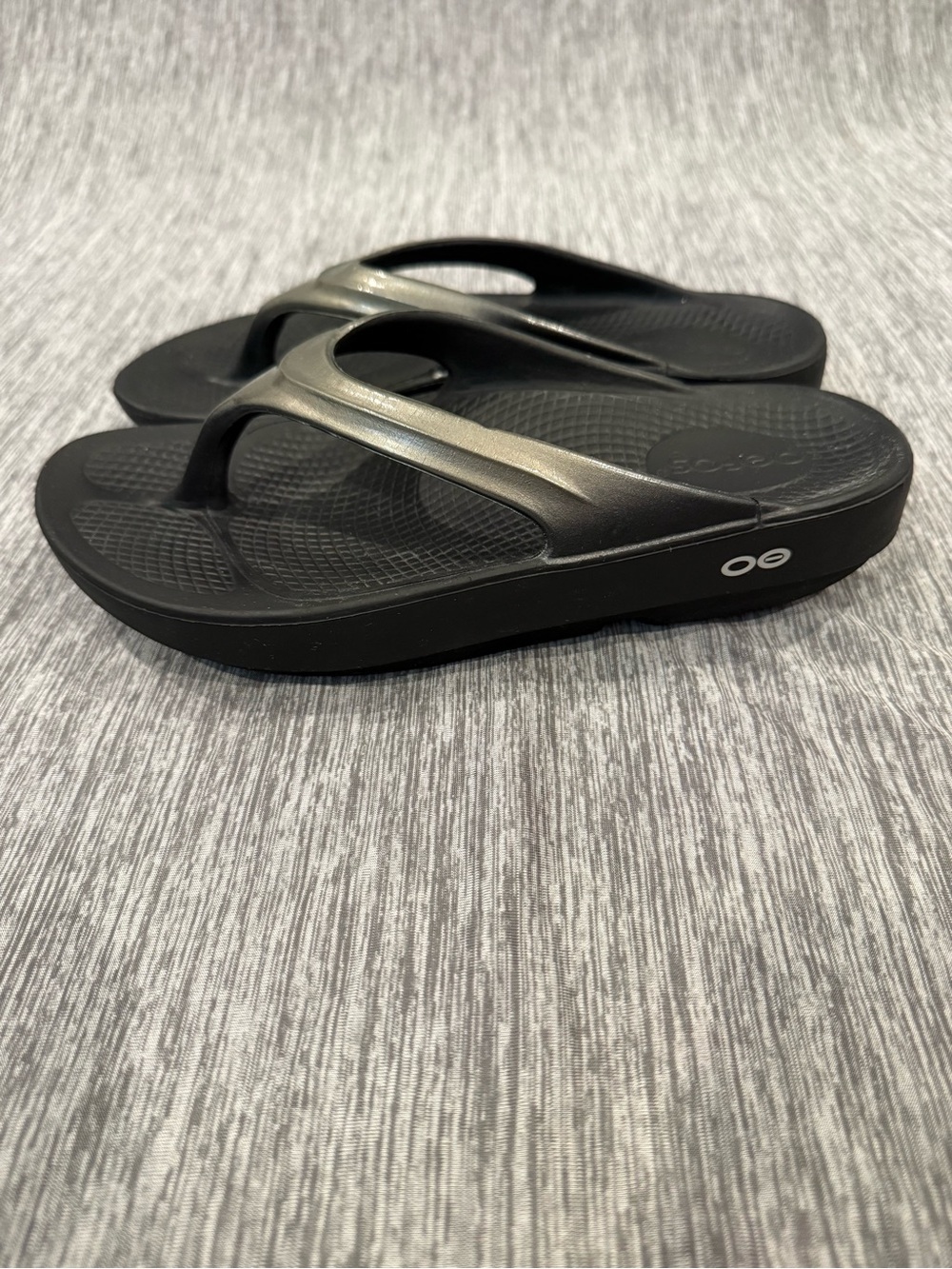 OOFOS Black Women's Recovery Flip Sandal